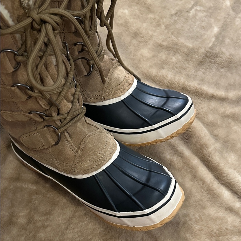 Northside Suede Tan and Black Winter Boots with Faux Fur - Picture 6 of 12